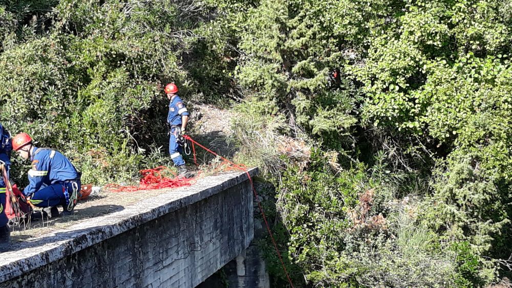 Λαμία: Επιχείρηση διάσωσης σε φαράγγι του Γοργοποτάμου - Εντυπωσιακές εικόνες - Φωτογραφία 11