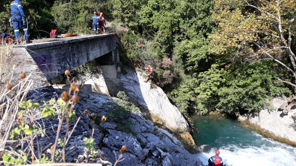 Λαμία: Επιχείρηση διάσωσης σε φαράγγι του Γοργοποτάμου - Εντυπωσιακές εικόνες - Φωτογραφία 2