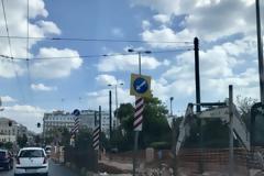 Τράμ Πειραιά: Σοβαρό εργατικό ατύχημα – Εργάτης καταπλακώθηκε από πέτρες