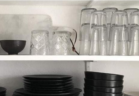 Ποιος είναι ο σωστός τρόπος να βάζεις τα ποτήρια στο ντουλάπι; Προς τα πάνω ή προς τα κάτω; - Φωτογραφία 1