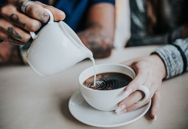 Tips για να γλυκάνεις τον καφέ σου χωρίς να προσθέσεις ζάχαρη - Φωτογραφία 1