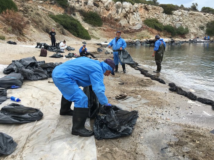 Δύο εθελόντριες από τη Βαλένθια καθαρίζουν τη θάλασσα στη Σαλαμίνα - Φωτογραφία 3