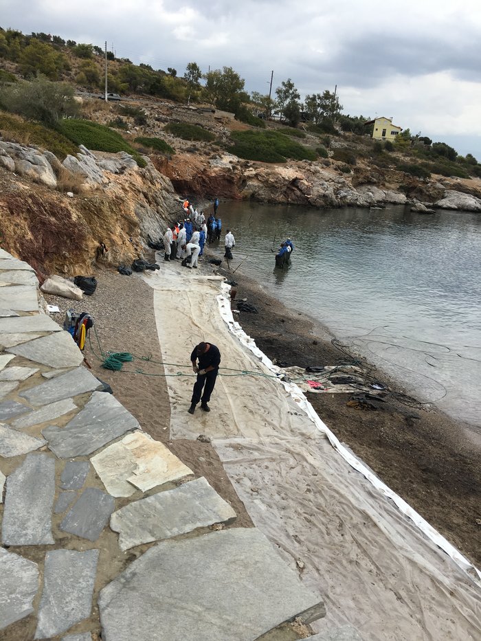 Δύο εθελόντριες από τη Βαλένθια καθαρίζουν τη θάλασσα στη Σαλαμίνα - Φωτογραφία 4