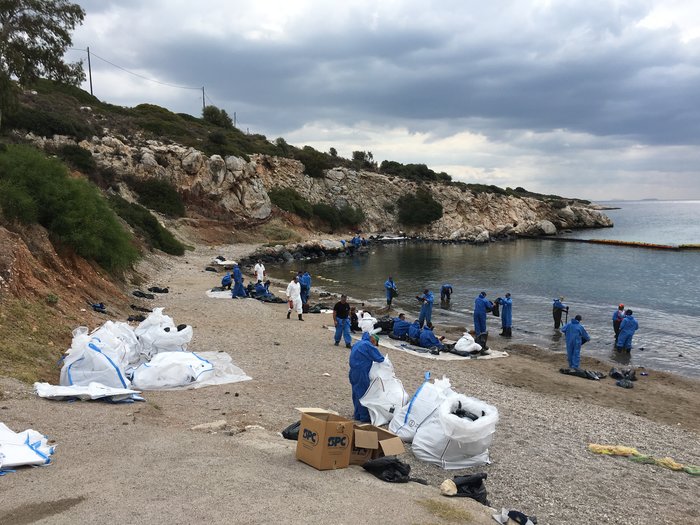 Δύο εθελόντριες από τη Βαλένθια καθαρίζουν τη θάλασσα στη Σαλαμίνα - Φωτογραφία 5