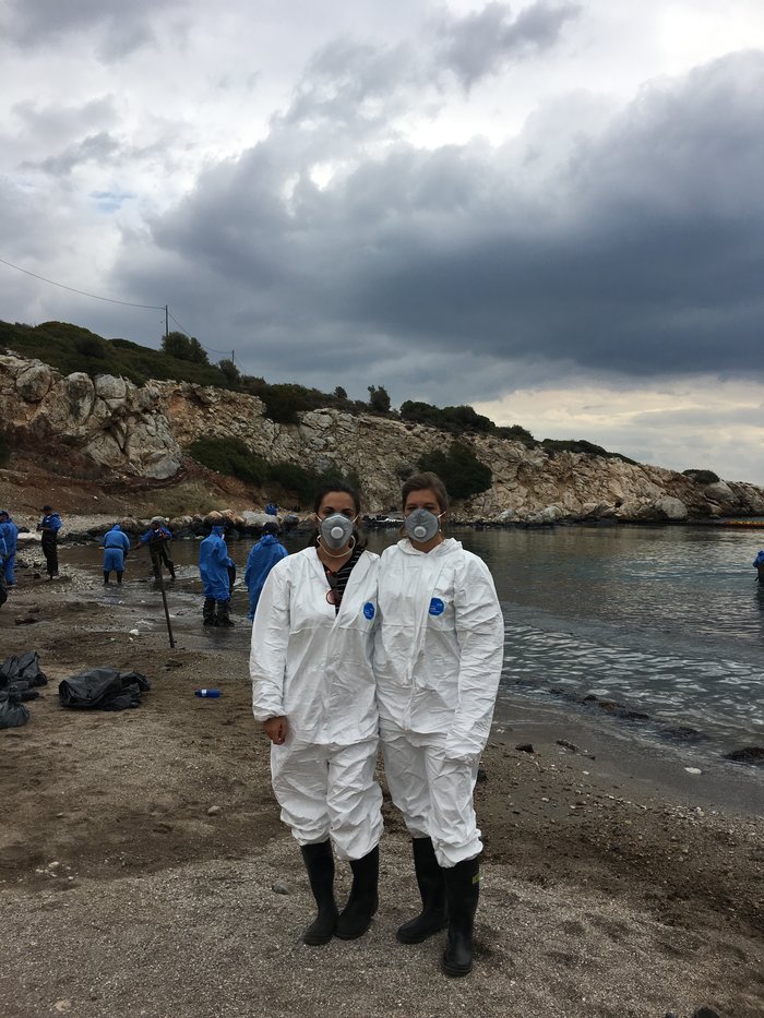 Δύο εθελόντριες από τη Βαλένθια καθαρίζουν τη θάλασσα στη Σαλαμίνα - Φωτογραφία 7
