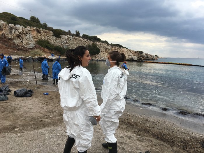 Δύο εθελόντριες από τη Βαλένθια καθαρίζουν τη θάλασσα στη Σαλαμίνα - Φωτογραφία 8