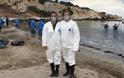 Δύο εθελόντριες από τη Βαλένθια καθαρίζουν τη θάλασσα στη Σαλαμίνα