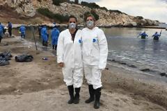 Δύο εθελόντριες από τη Βαλένθια καθαρίζουν τη θάλασσα στη Σαλαμίνα