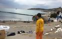 Δύο εθελόντριες από τη Βαλένθια καθαρίζουν τη θάλασσα στη Σαλαμίνα - Φωτογραφία 13