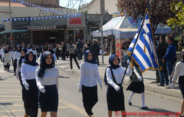 Παρέλαση μαθητριών μόνο με μαντίλες για πρώτη φορά στην Ξάνθη - Φωτογραφία 2