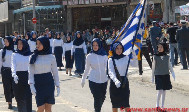 Παρέλαση μαθητριών μόνο με μαντίλες για πρώτη φορά στην Ξάνθη - Φωτογραφία 3
