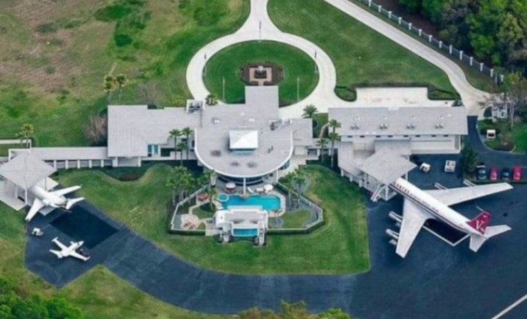 John Travolta: Θα πάθετε πλάκα με το παλάτι του που διαθέτει μέχρι και … αεροδρόμιο - Φωτογραφία 1