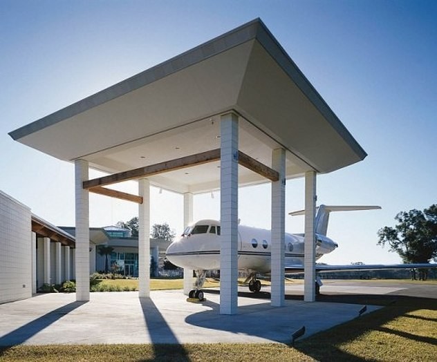 John Travolta: Θα πάθετε πλάκα με το παλάτι του που διαθέτει μέχρι και … αεροδρόμιο - Φωτογραφία 4