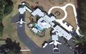 John Travolta: Θα πάθετε πλάκα με το παλάτι του που διαθέτει μέχρι και … αεροδρόμιο - Φωτογραφία 9