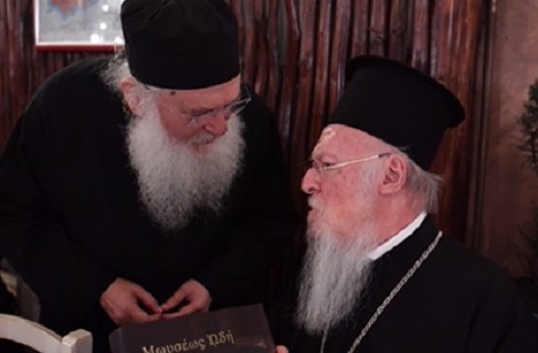 Στα χέρια του Οικουμενικού Πατριάρχη ο πρώτος τόμος για τον Γέροντα Μωυσή - Φωτογραφία 1