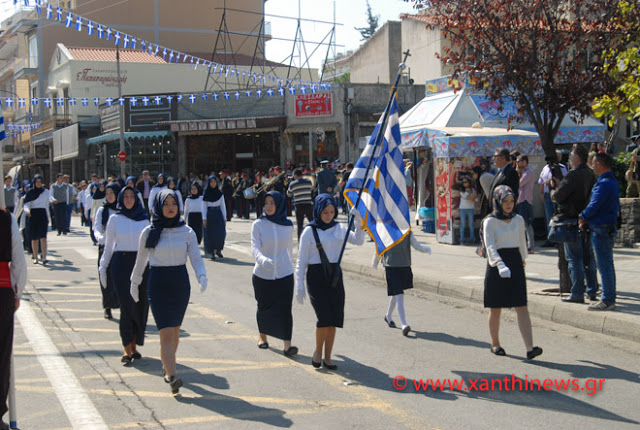 Παρέλαση με «μαντίλες» για ΠΡΩΤΗ φορά σε εθνική εορτή και σε παρέλαση στην Ξάνθη… (φωτογραφίες) - Φωτογραφία 1