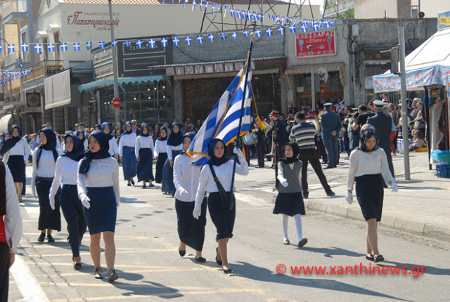 Παρέλαση με «μαντίλες» για ΠΡΩΤΗ φορά σε εθνική εορτή και σε παρέλαση στην Ξάνθη… (φωτογραφίες) - Φωτογραφία 2