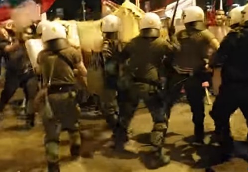 Άγριες συγκρούσεις διαδηλωτών – ΜΑΤ την ώρα της ομιλίας Τσίπρα! [video] - Φωτογραφία 1
