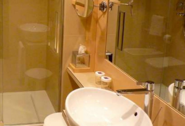 Ξενοδοχεία: Γιατί δεν πρέπει να πίνετε νερό από τα ποτήρια του μπάνιου - Φωτογραφία 1