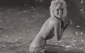 Στο σφυρί σπάνιες φωτογραφίες της Marylin Monroe να κολυμπάει στην πισίνα γυμνή