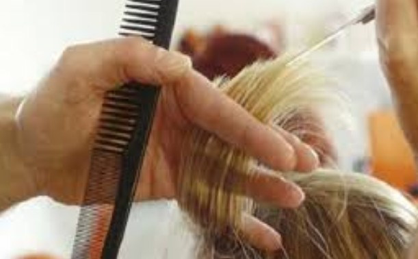 Δεν μπορείς να συνεννοηθείς με τον κομμωτή; Μία hair stylist σου εξηγεί τι κάνεις λάθος [video] - Φωτογραφία 1