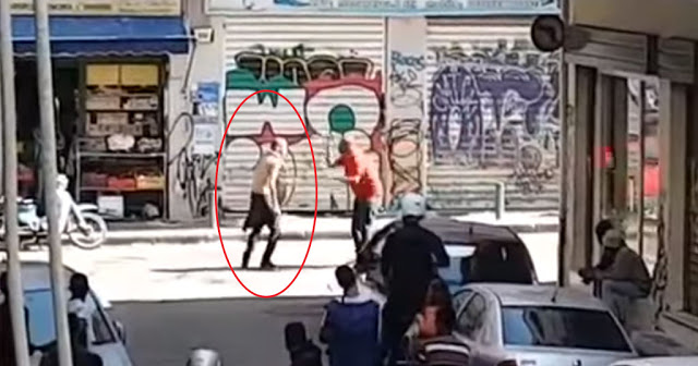 Βίντεο Ντοκουμέντο - Έλληνες αστυνομικοί  αφοπλίζουν οπλισμένο λαθρομετανάστη στην Ομόνοια - Φωτογραφία 1