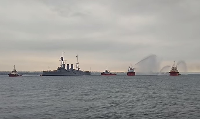 Βίντεο: Το θρυλικό θωρηκτό Αβέρωφ στο λιμάνι της Θεσσαλονίκης - Εντυπωσιακή υποδοχή - Φωτογραφία 1