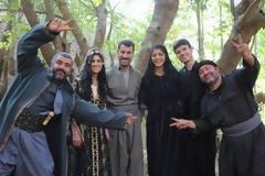 Κούρδοι του PKK παίζουν την «Αντιγόνη» του Σοφοκλή όσο οι Τούρκοι τους βομβαρδίζουν