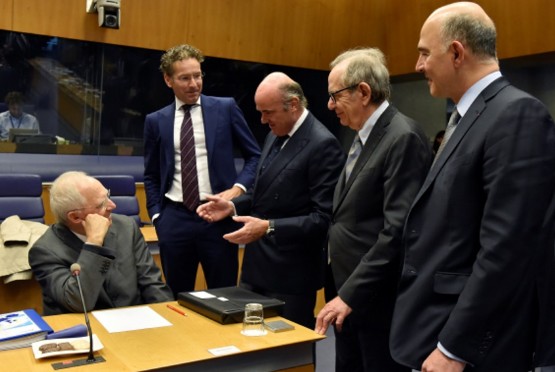 Πρωτοφανείς εικόνες στο... auf wiedersehen του Σόιμπλε στο Eurogroup - Υπόκλιση και δώρο... 100ευρω με το πρόσωπό του - Φωτογραφία 5