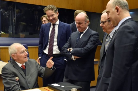 Πρωτοφανείς εικόνες στο... auf wiedersehen του Σόιμπλε στο Eurogroup - Υπόκλιση και δώρο... 100ευρω με το πρόσωπό του - Φωτογραφία 6