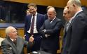Πρωτοφανείς εικόνες στο... auf wiedersehen του Σόιμπλε στο Eurogroup - Υπόκλιση και δώρο... 100ευρω με το πρόσωπό του - Φωτογραφία 6
