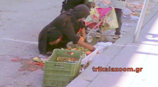 Εικόνες - γροθιά: Μητέρα και κόρη μαζεύουν πεταμένα τρόφιμα στη λαϊκή [photos] - Φωτογραφία 3