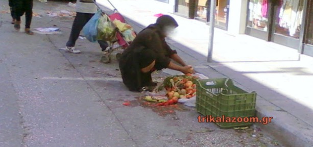 Εικόνες - γροθιά: Μητέρα και κόρη μαζεύουν πεταμένα τρόφιμα στη λαϊκή [photos] - Φωτογραφία 4