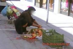 Εικόνες - γροθιά: Μητέρα και κόρη μαζεύουν πεταμένα τρόφιμα στη λαϊκή [photos]