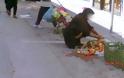 Εικόνες - γροθιά: Μητέρα και κόρη μαζεύουν πεταμένα τρόφιμα στη λαϊκή [photos] - Φωτογραφία 4