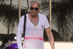 Ο Mickey Rourke ποζάρει με τον πλαστικό χειρουργό του, αμέσως μετά την πλαστική!