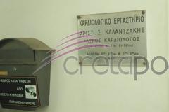 Σητεία: Ήσουν ο γιατρός της καρδιάς μας - Μηνύματα έξω από το σπίτι του δολοφονημένου γιατρού