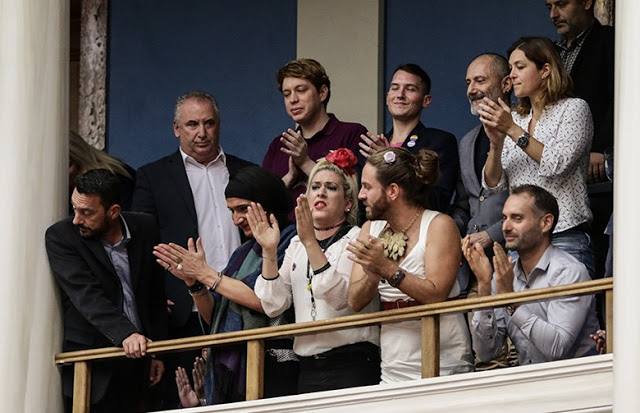 Πανηγυρίζουν οι διεμφυλικοί στα θεωρεία της Βουλής - Δείτε τις εικόνες - Φωτογραφία 10