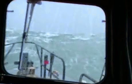 Δραματική προσπάθεια διάσωσης: Κύματα - τέρατα καταπίνουν αλιευτικό σκάφος... [video] - Φωτογραφία 1