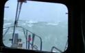 Δραματική προσπάθεια διάσωσης: Κύματα - τέρατα καταπίνουν αλιευτικό σκάφος... [video]