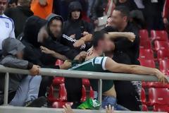 Σοκαριστικό βίντεο με τον ξυλοδαρμό οπαδού στον αγώνα της Εθνικής Ελλάδας επειδή φορούσε φανέλα του Παναθηναϊκού!