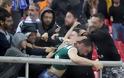 Σοκαριστικό βίντεο με τον ξυλοδαρμό οπαδού στον αγώνα της Εθνικής Ελλάδας επειδή φορούσε φανέλα του Παναθηναϊκού! - Φωτογραφία 3