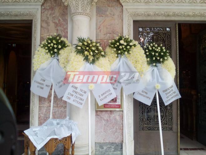 Πάτρα: Με δάκρυα και λευκά λουλούδια το αντίο στον Χρήστο Χολιαστό - Βαθιά οδύνη στην κηδεία του νεαρού που σκοτώθηκε ενώ μάζευε καρύδια - Φωτογραφία 3