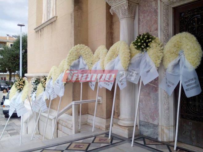Πάτρα: Με δάκρυα και λευκά λουλούδια το αντίο στον Χρήστο Χολιαστό - Βαθιά οδύνη στην κηδεία του νεαρού που σκοτώθηκε ενώ μάζευε καρύδια - Φωτογραφία 4