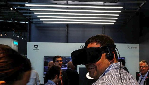 Ο Ζάκερμπεργκ του Facebook ρίχνει στην αγορά νέα συσκευή εικονικής πραγματικότητας - Φωτογραφία 1