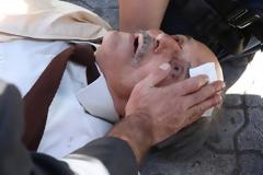 Εικόνες σοκ στην Ευελπίδων! ΜΑΤατζής που κυνηγούσε αντιεξουσιαστή «γκρέμισε» ηλικιωμένο από σκάλα!!