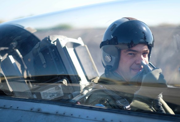 Δείτε τον Τσίπρα με στολή πιλότου να πετά με F-16  [photos+video] - Φωτογραφία 1