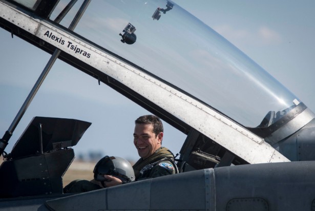 Δείτε τον Τσίπρα με στολή πιλότου να πετά με F-16  [photos+video] - Φωτογραφία 11
