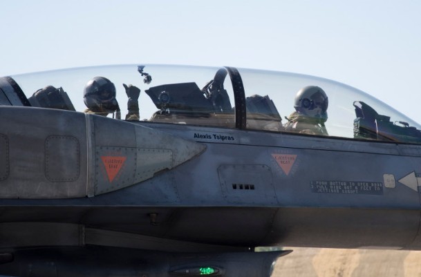 Δείτε τον Τσίπρα με στολή πιλότου να πετά με F-16  [photos+video] - Φωτογραφία 8