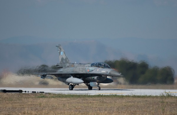 Δείτε τον Τσίπρα με στολή πιλότου να πετά με F-16  [photos+video] - Φωτογραφία 9